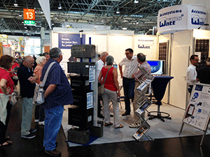 Messestand mit Besuchern